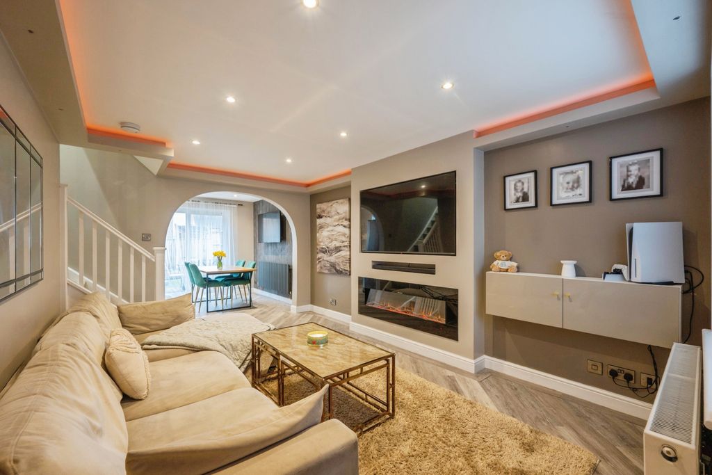 Property photo 3 of 21 Lounge 2