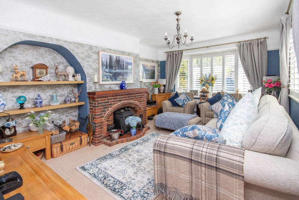 Property photo 3 of 19 Lounge