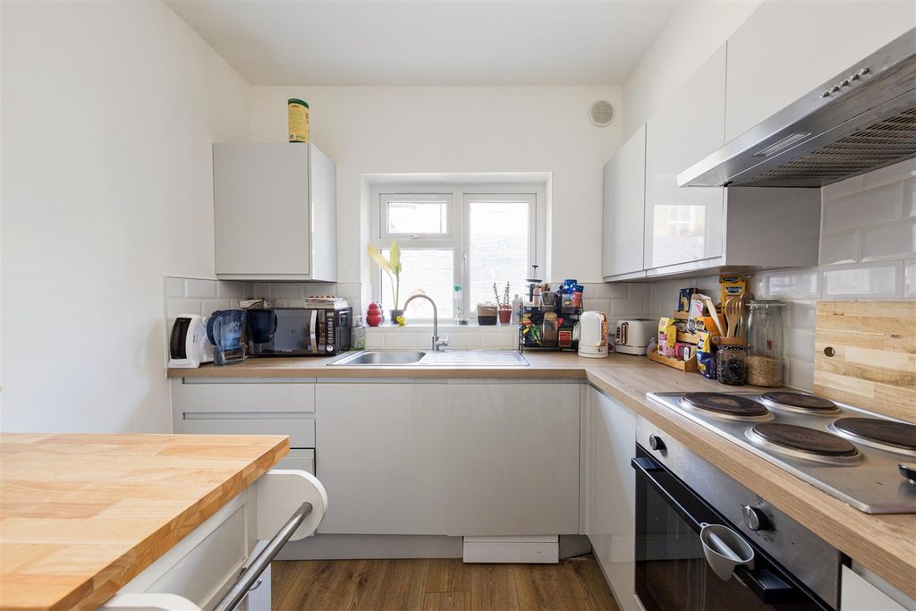 Property photo 3 of 22 Grove Road, E17