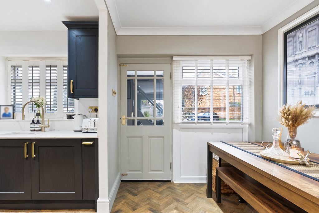 Property photo 2 of 28