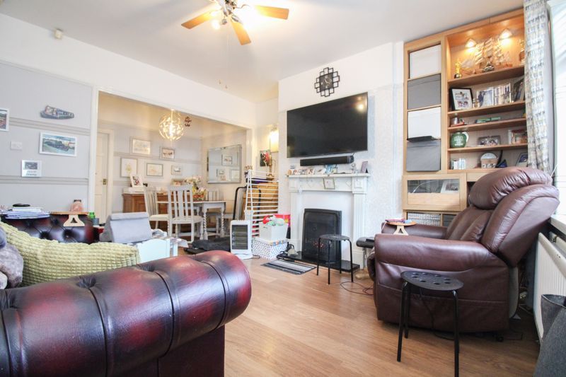 Property photo 3 of 16 Lounge