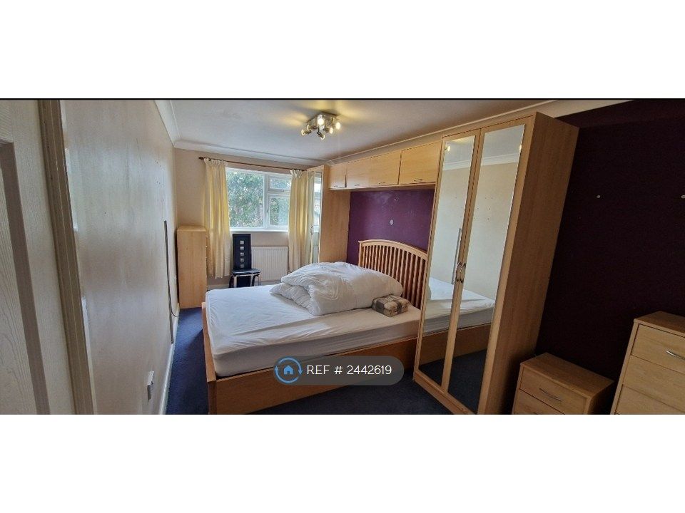 Property photo 1 of 18 Ensuite Bedroom