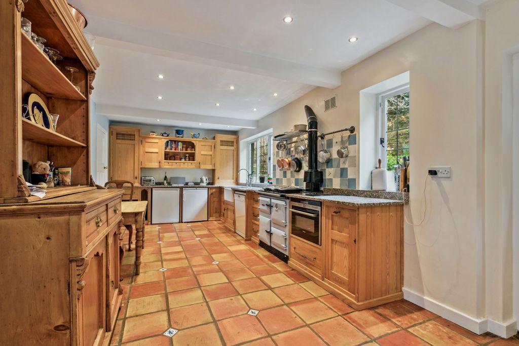 Property photo 3 of 29 Kitchen (2)
