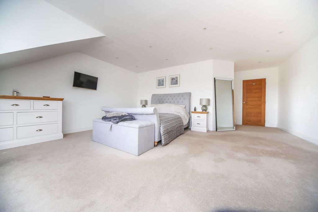 Property photo 3 of 58