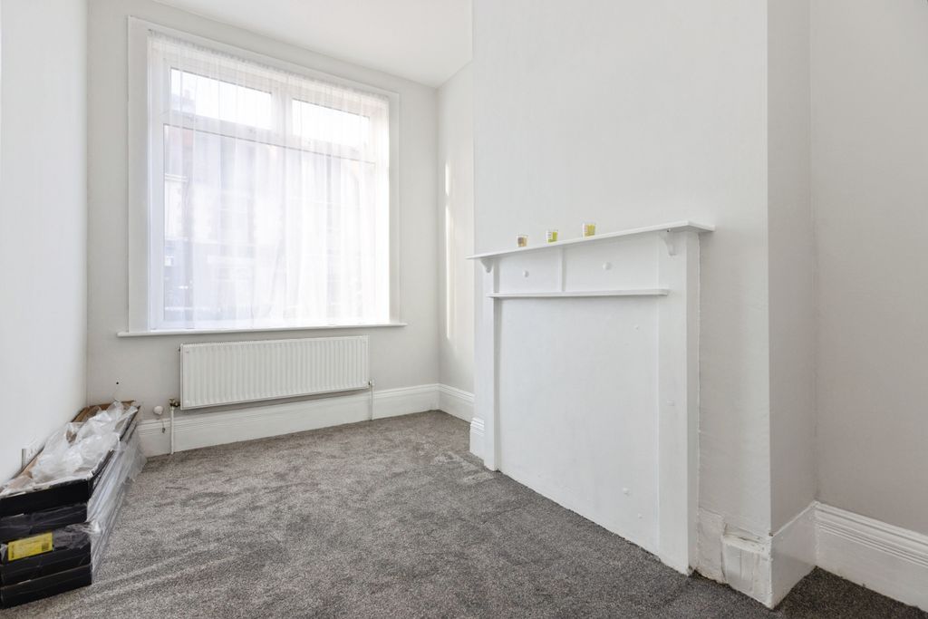 Property photo 2 of 14 Bed 3 / Dining Room