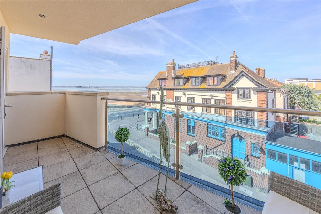 Property photo 3 of 17 Balcony