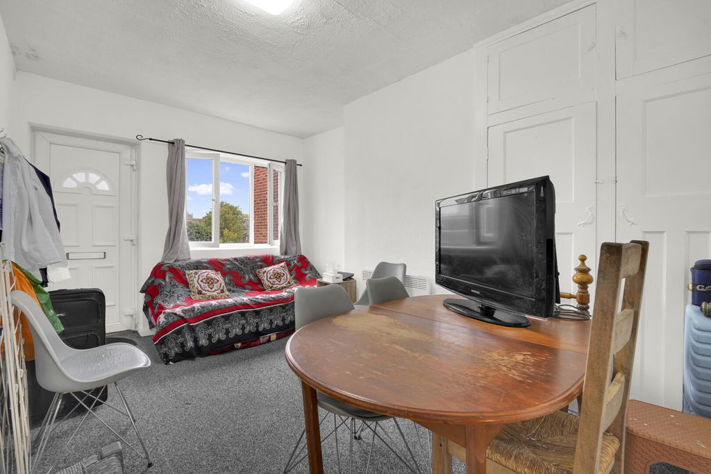 Property photo 1 of 10 Living Room