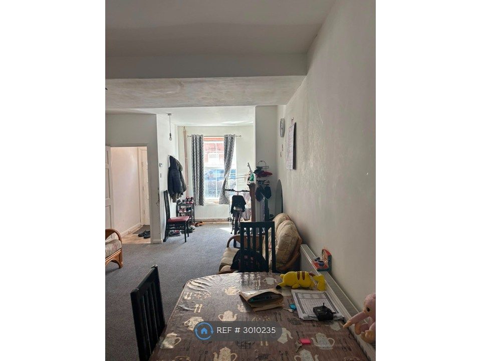 Property photo 3 of 18 Living Room