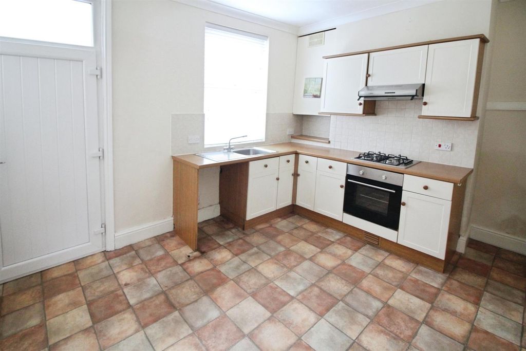 Property photo 2 of 8 Kitchen