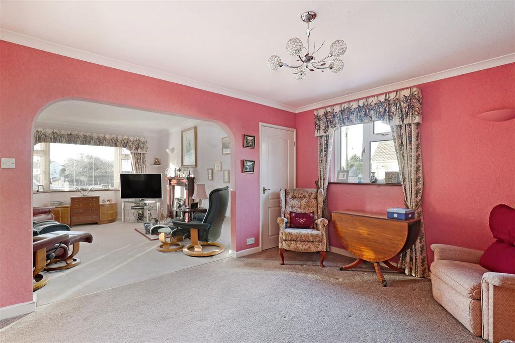 Property photo 2 of 13 Ph13_5702049.Jpg