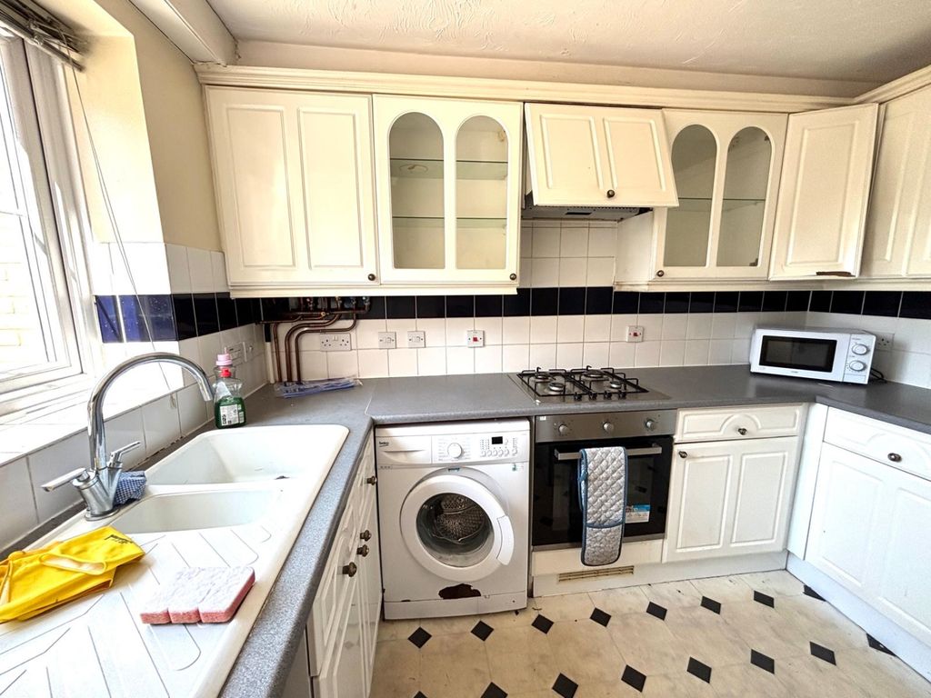 Property photo 3 of 11 Kitchen