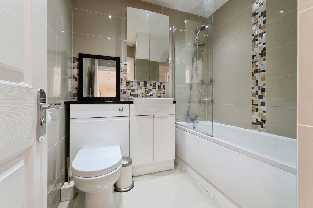 Property photo 2 of 9 Family Bathroom