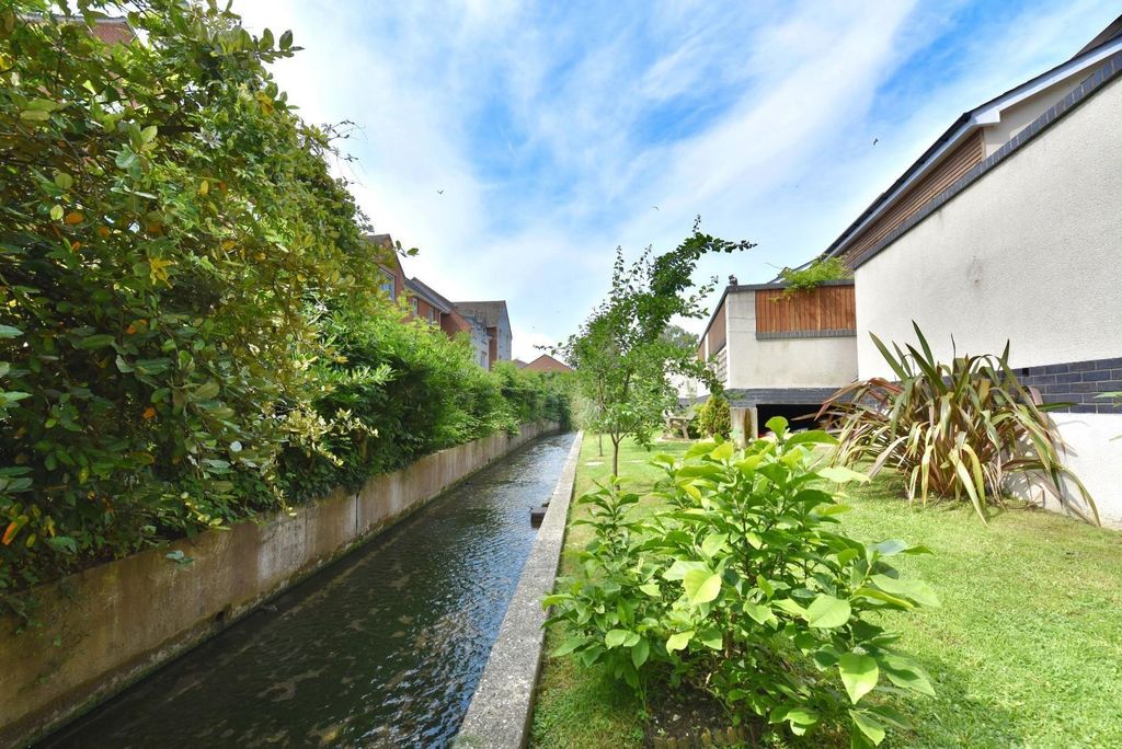 Property photo 2 of 21 Communal Gardens