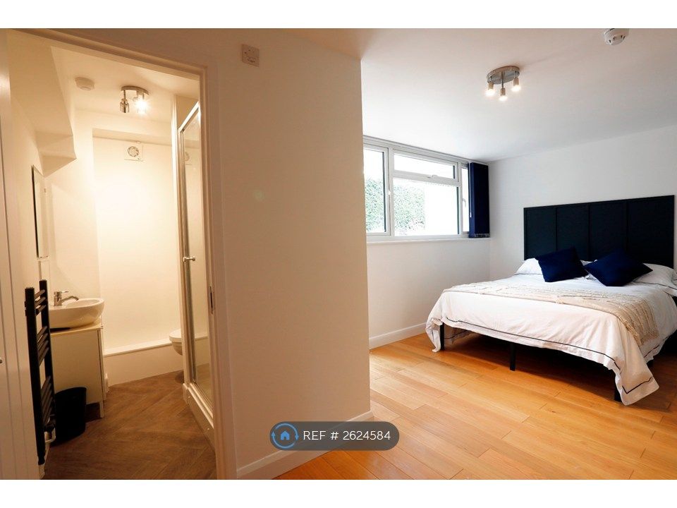 Property photo 1 of 10 Ensuite Bedroom