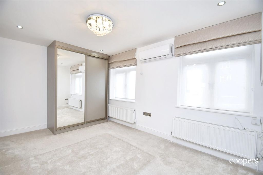 Property photo 2 of 14 Bedroom