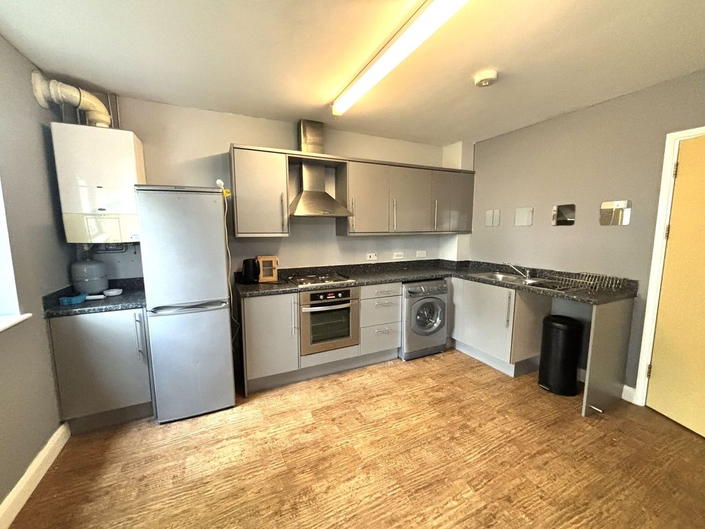 Property photo 3 of 8 Kitchen