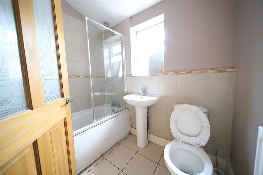 Property photo 3 of 6 Bathroom.Jpg