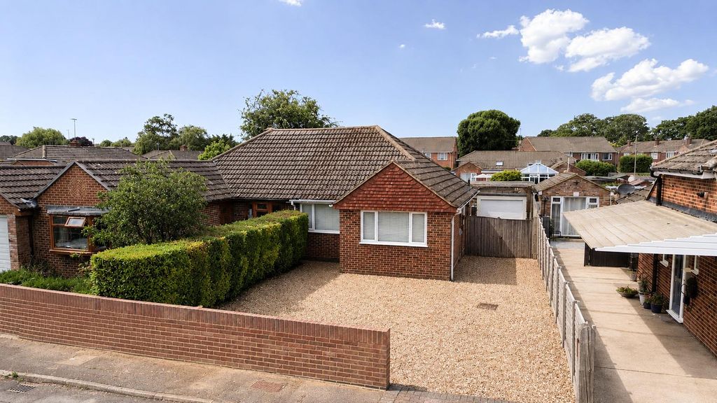 Property photo 1 of 16 Yeomans Close.Jpg