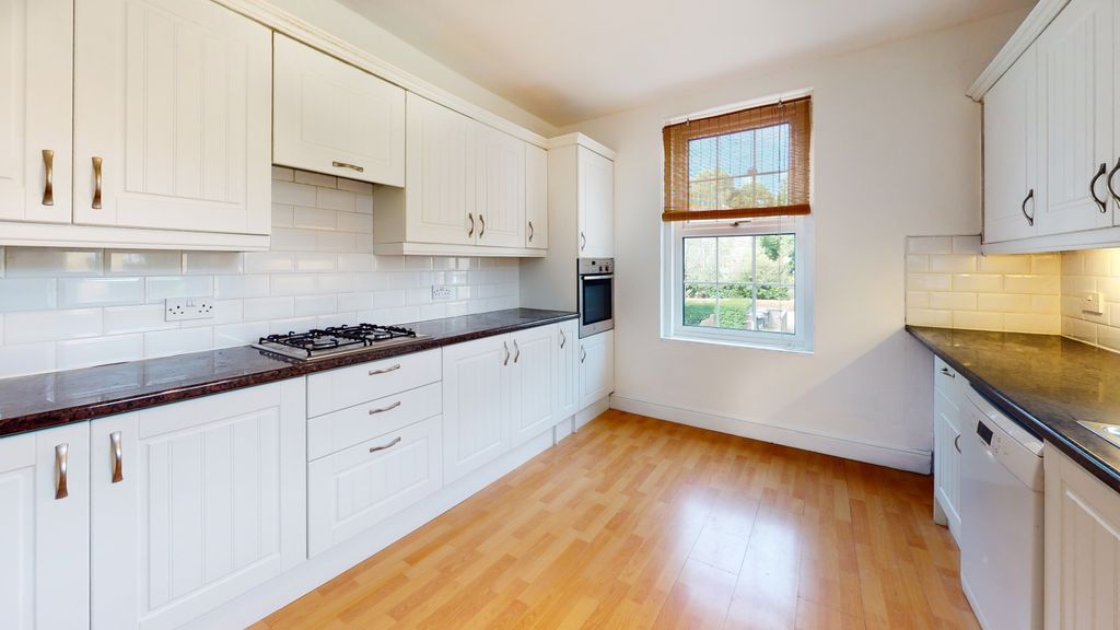 Property photo 2 of 11 Kitchen