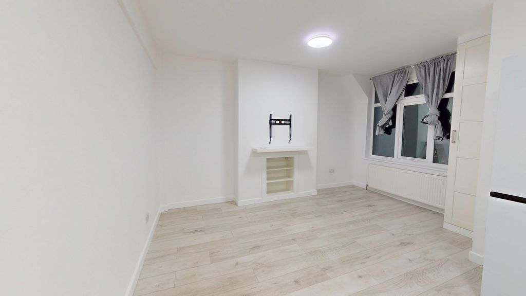 Property photo 1 of 8 1033-London-Road-12032025_095958