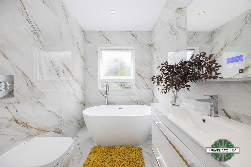 Property photo 2 of 28 564 Upper Brentwood Road -001.Jpg