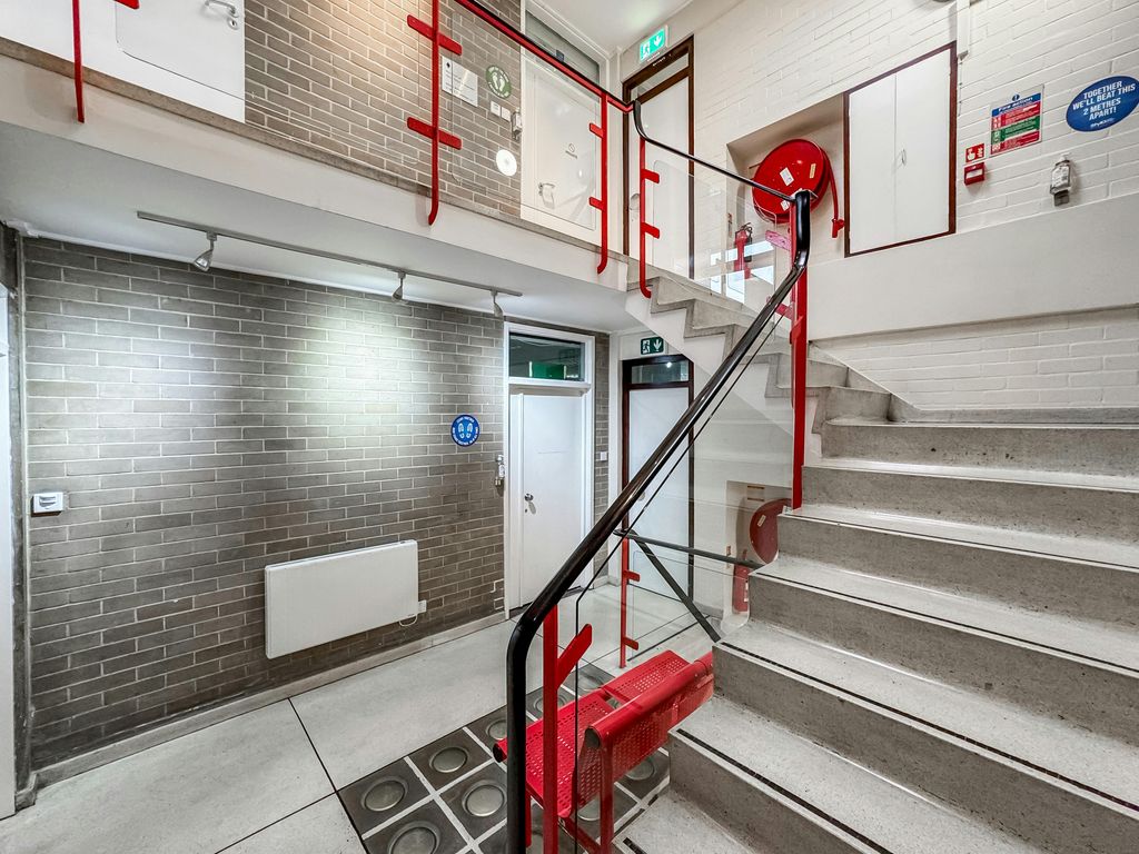Property photo 2 of 39 Hille  Watford1.Jpg