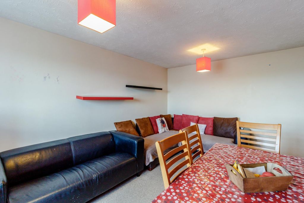 Property photo 2 of 12 8385708-Interior02-800.Jpg