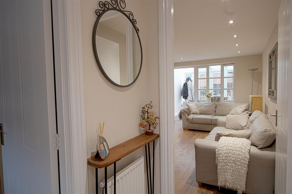 Property photo 1 of 12 Hallw.Jpg