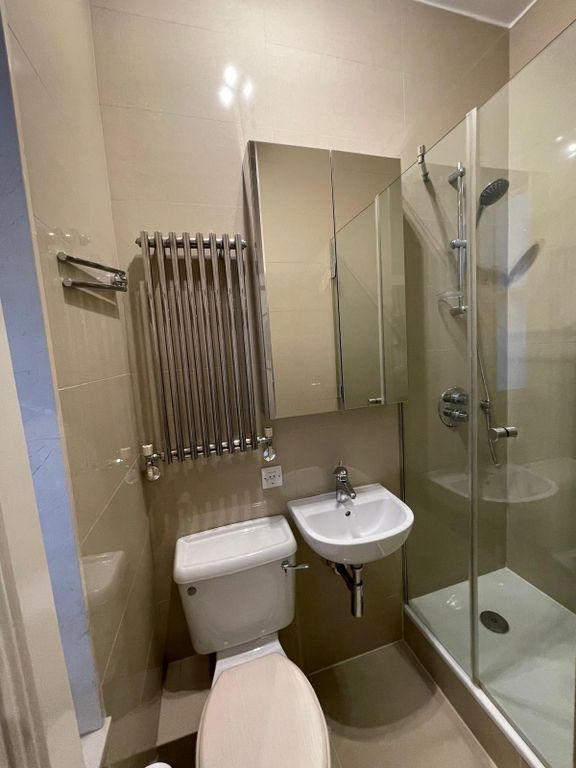 Property photo 2 of 10 Bathroom