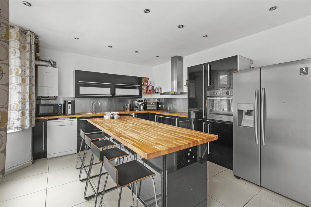 Property photo 3 of 15 246A West Wycombe Rd, Hp12 3Ar-7.Jpg