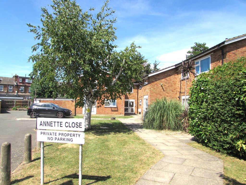 Property photo 1 of 5 Annette Close, Harrow Wealdstone, Middlesex Ha3