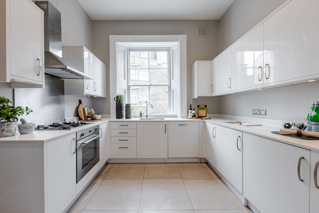 Property photo 2 of 11 Kitchen
