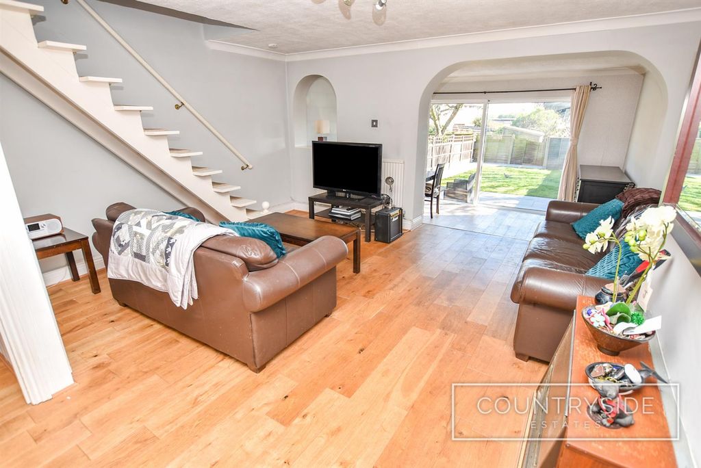 Property photo 3 of 11 Lounge