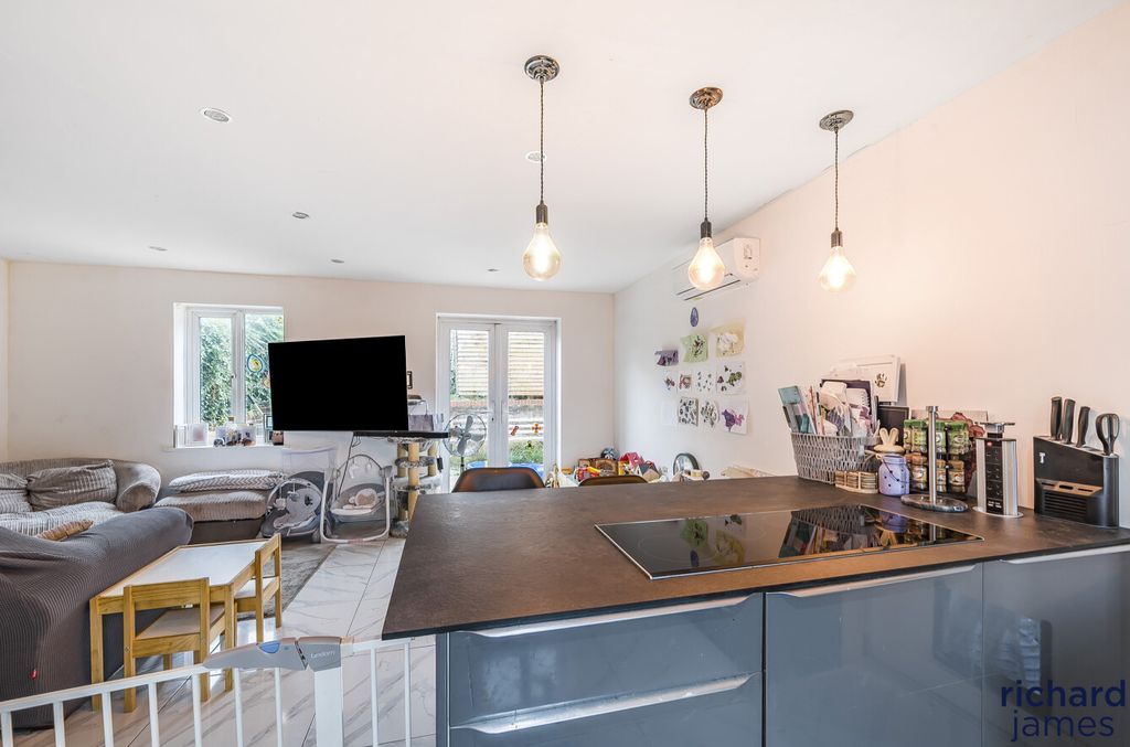 Property photo 3 of 15 9d2549c6-23Aa-486...