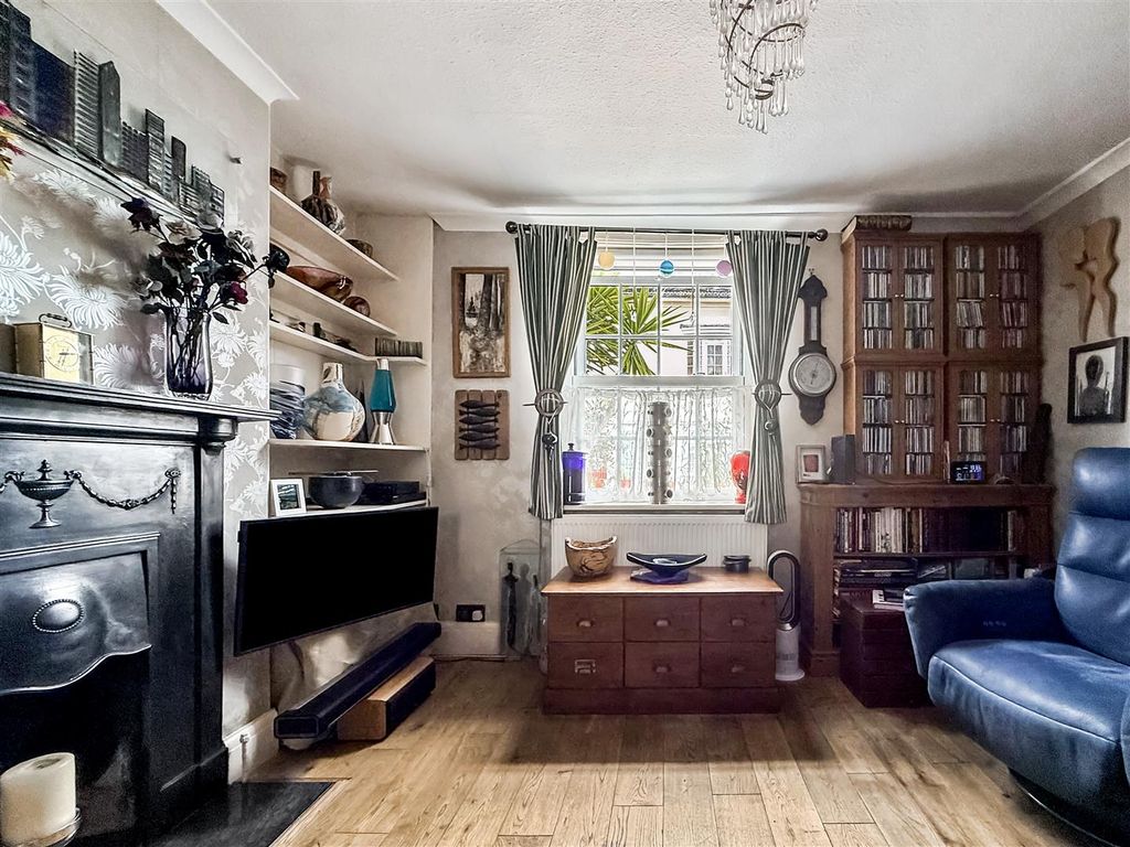 Property photo 3 of 23 Park Road, 33-002.Jpg