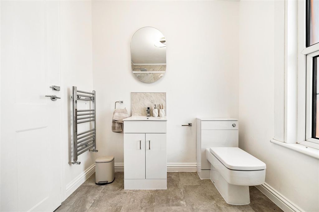 Property photo 1 of 6 Bathroom