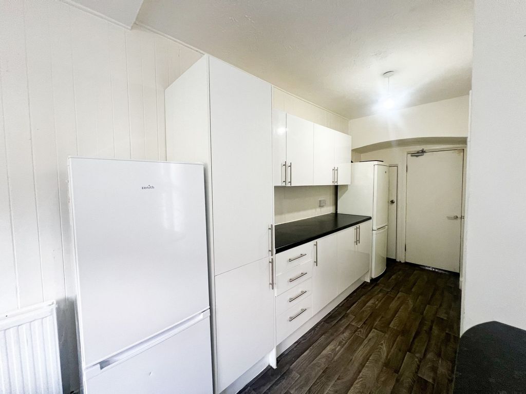 Property photo 3 of 14 Madeira Rd E11