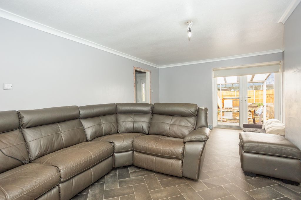 Property photo 3 of 21 Living Room