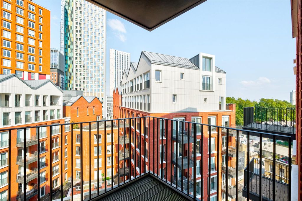 Property photo 2 of 22 17 Exchange Gardens-13.Jpg