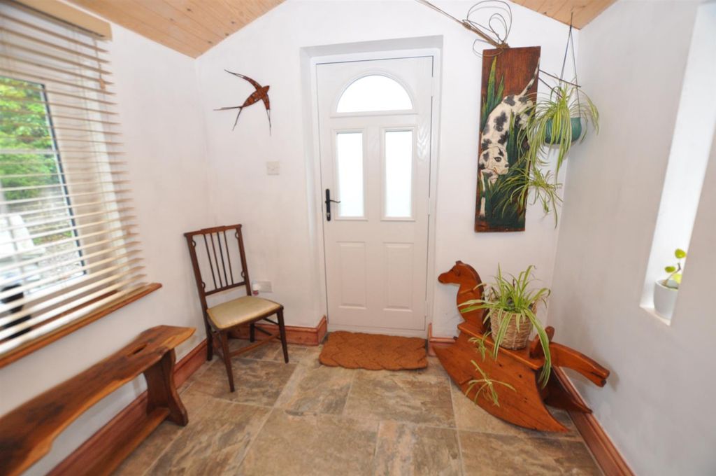 Property photo 2 of 27 Entrance Hall