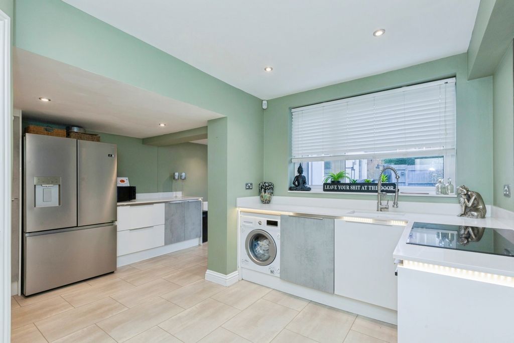 Property photo 2 of 19 Kitchen