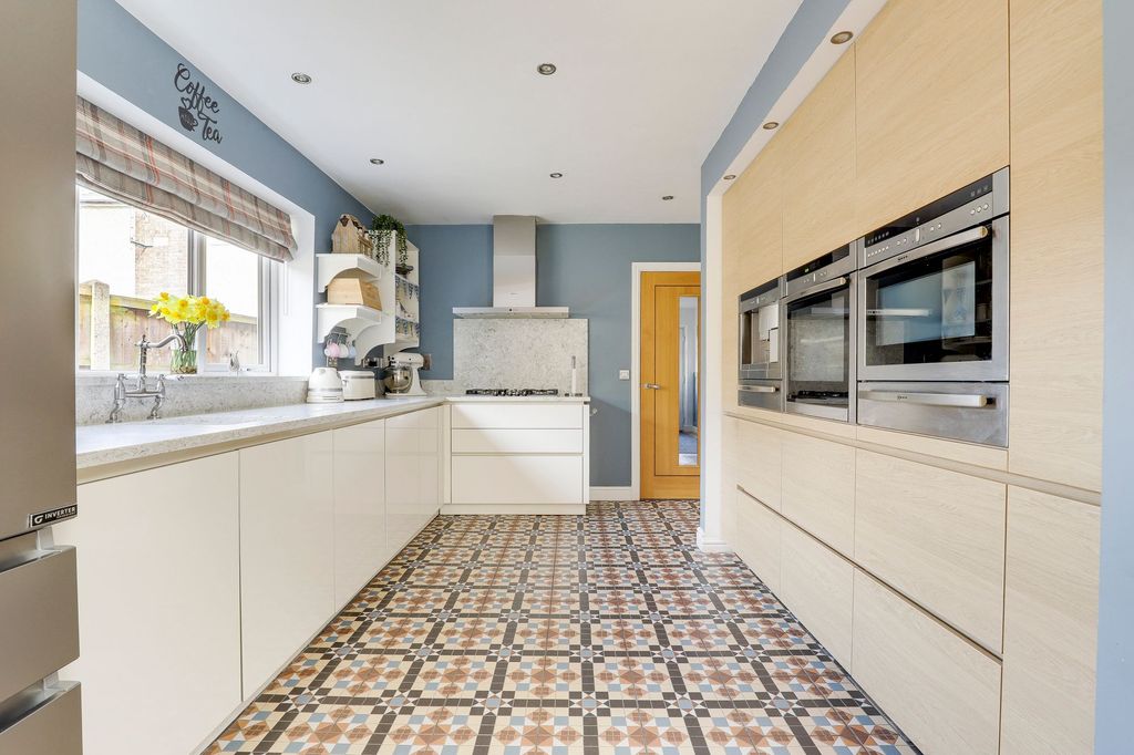 Property photo 2 of 27