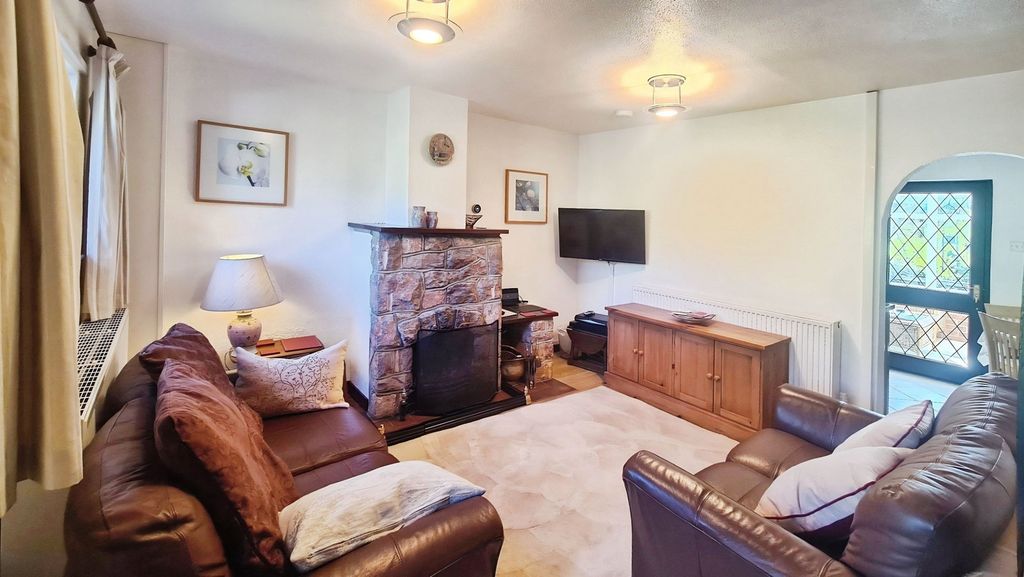 Property photo 2 of 28