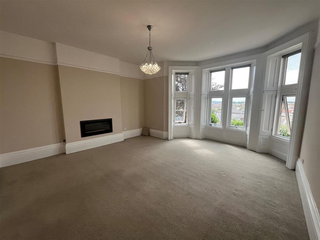 Property photo 3 of 16 Lounge