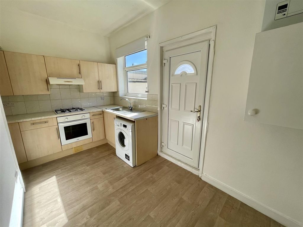 Property photo 3 of 7 Kitchen