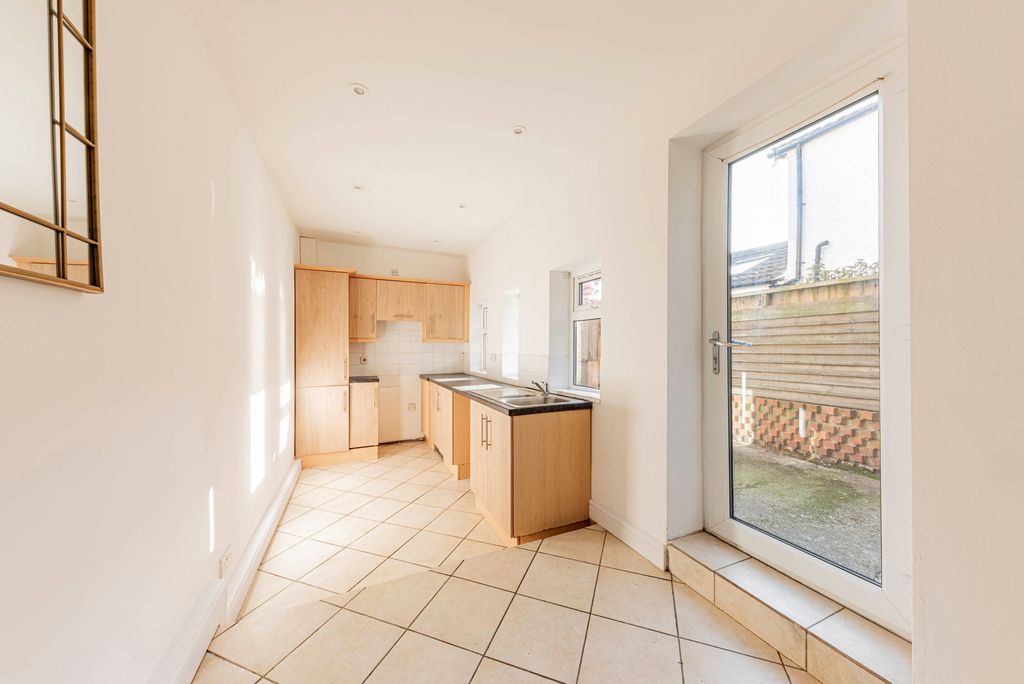 Property photo 2 of 17 Kitchen (1)