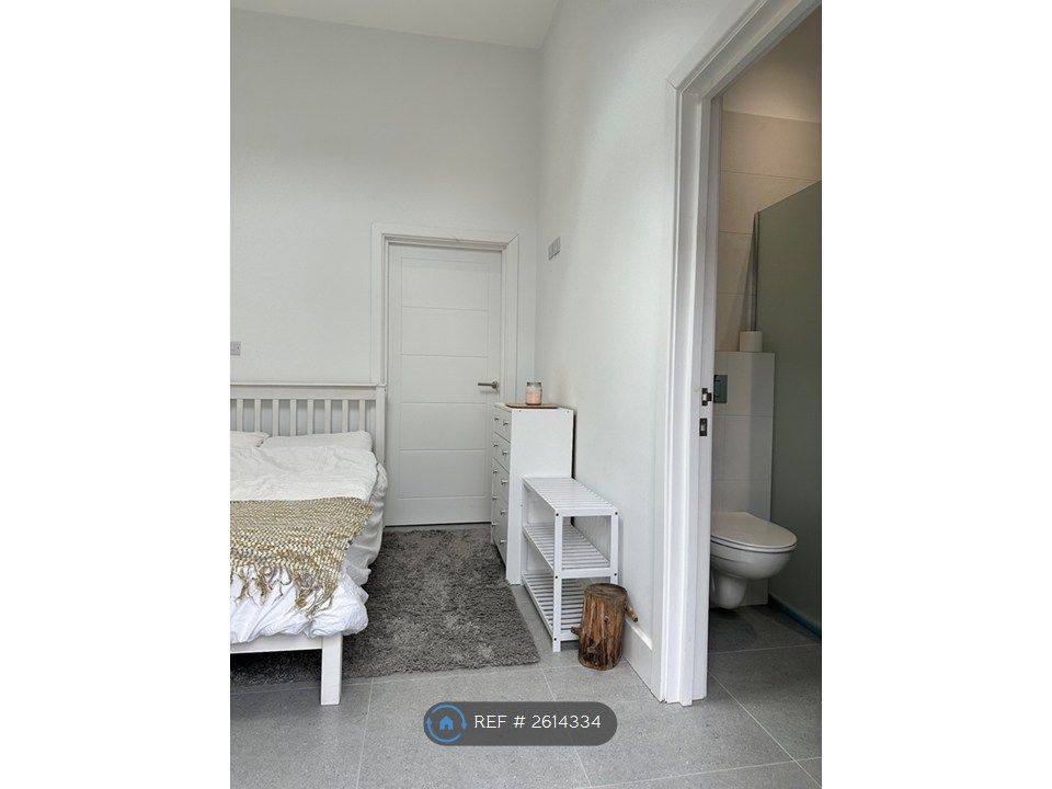 Property photo 1 of 10 Double Bedroom En-Suite Bathroom