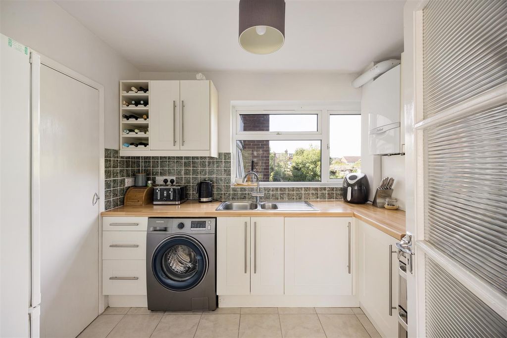 Property photo 3 of 21 Horn Lane, Ig8