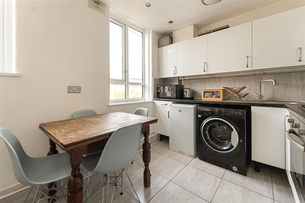 Property photo 2 of 20 Arcola Street, E8