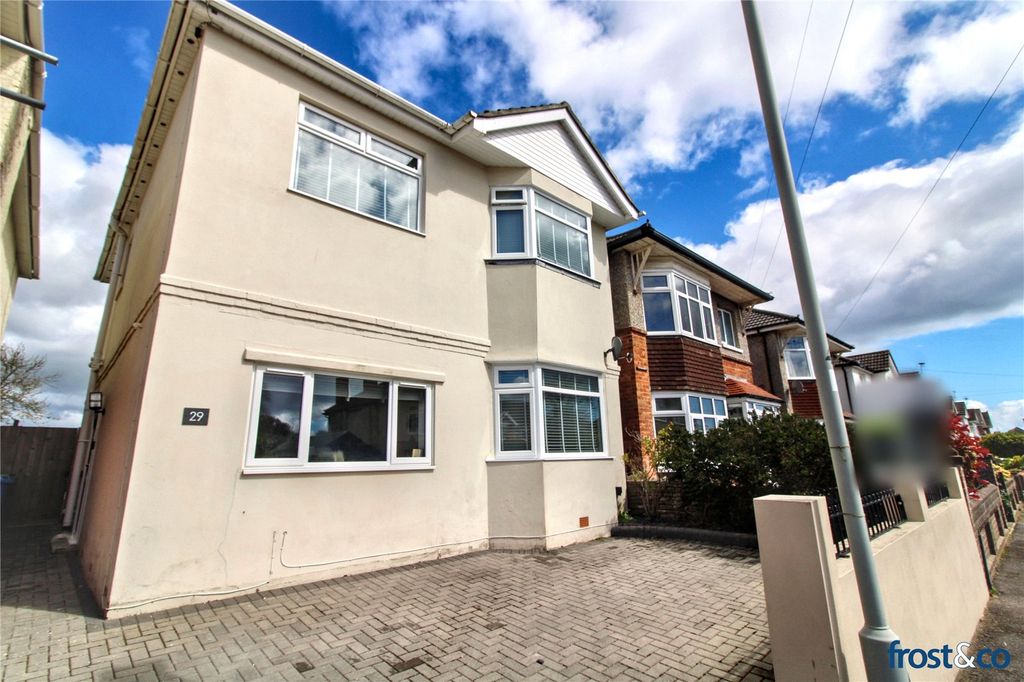 Property photo 2 of 17 Chatsworth Road